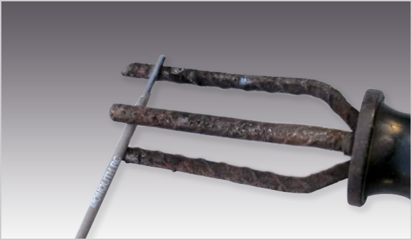 Вилка-трезубец для удерживания электродов. Вилка держатель для удержания электродов